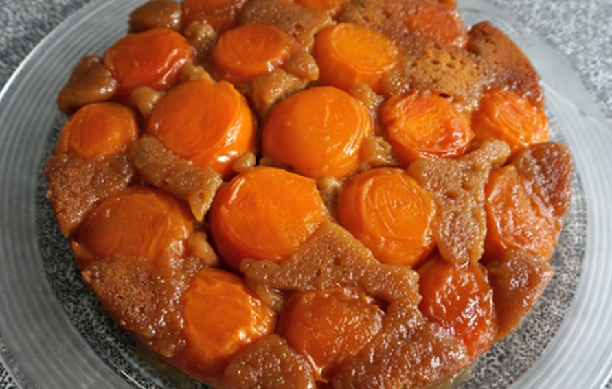 Dried apricot cake hi-res stock photography and images - Alamy